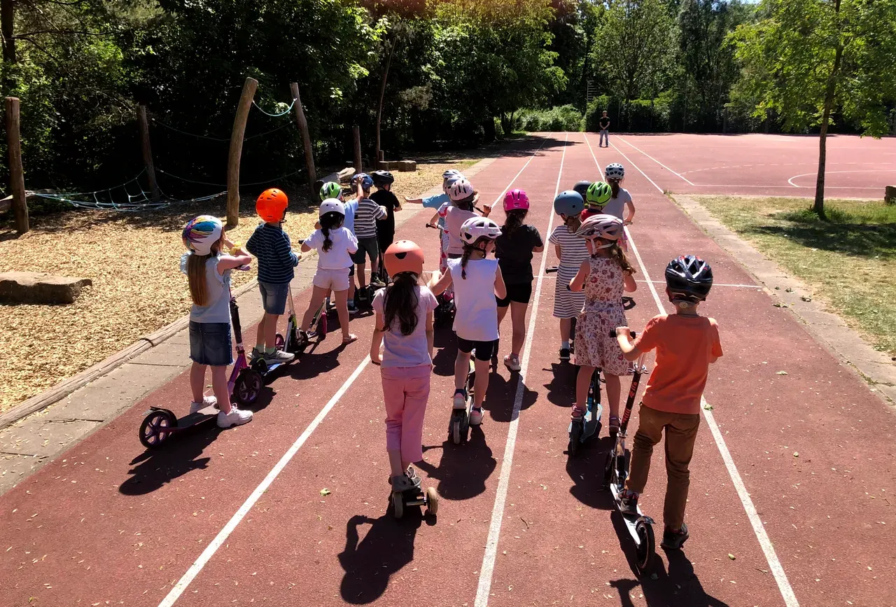 Auf Rol­len und Rä­dern