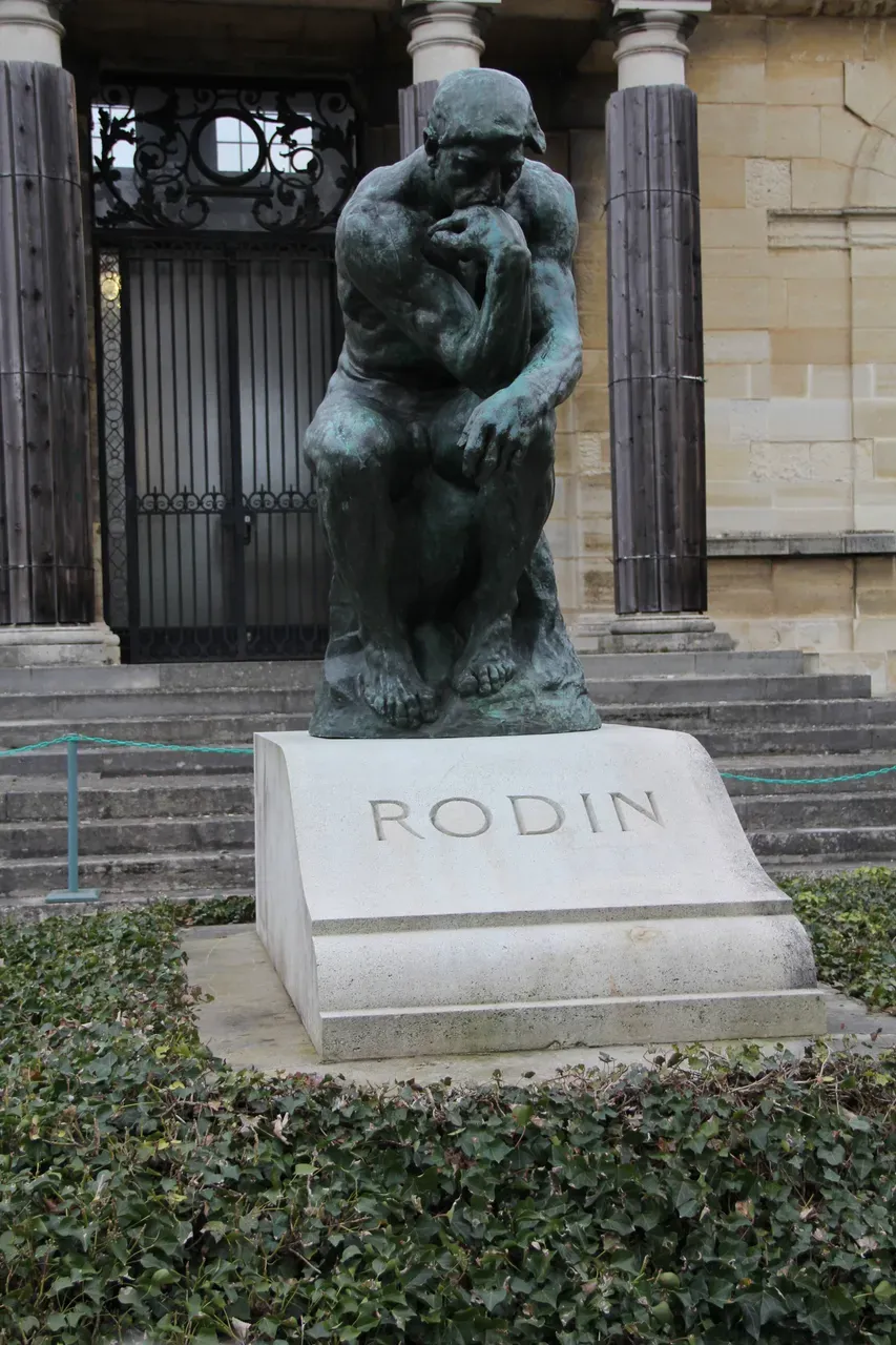 Der Den­ker - Ko­pie am Grab Ro­dins in Meu­don